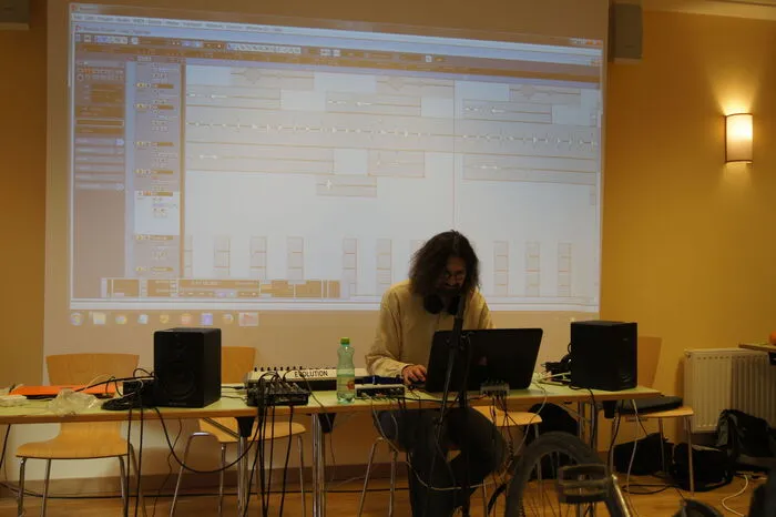Nick Acorne zeigt vor, was man aus Geräuschen am Computer machen kann.