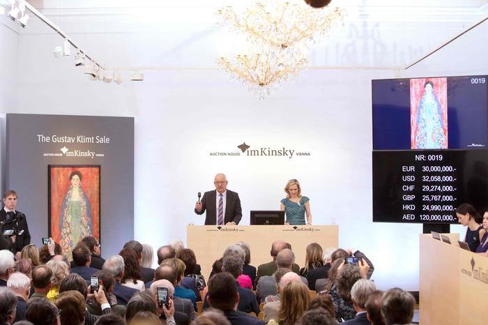 Auktionator Michael Kovacek bei der Versteigerung von „Bildnis Fräulein Lieser“ im Auktionshaus im Kinsky 