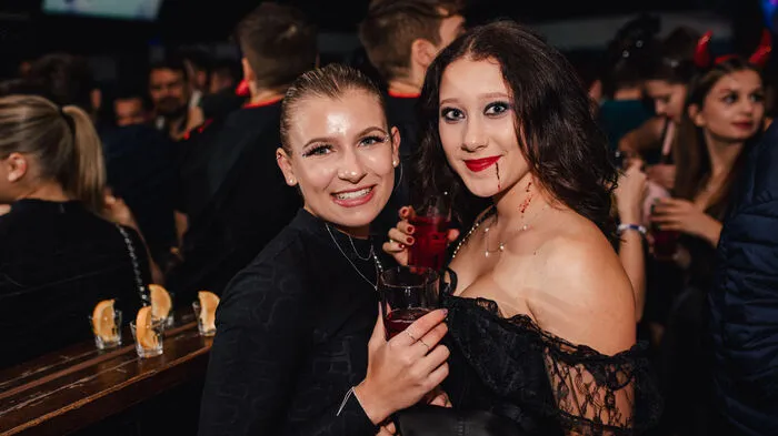Während der Abend den Kindern gehörte, die sich als kleine, entzückend Quälgeister bei Klingelpartien durch Siedlungen Naschereien abholten, waren in der Nacht im Univiertel Geister, Vampire und gruselige Monster unterwegs. Und hinter der Theke fragte wohl so mancher Barchef: "Süßes oder Saures?"
