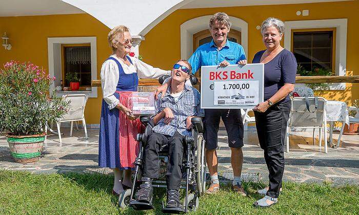 Anna, Michael und Franz Seebacher übergeben 1700 Euro für "Kärntner in Not" an Susanne Koschier