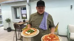 Der Küchenchef mit Burrata- und Diavolo-Pizza auf der Dachterrasse