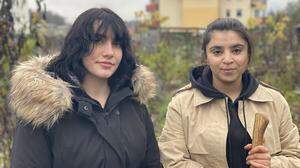 Lea Simma (17) und Ghaidaa Hosho (20) aus Klagenfurt Garteln gegen die Krimakrise