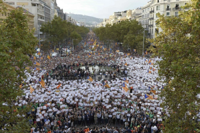 Die Demonstranten protestierten am Samstag deshalb auch gegen die Zwangsmaßnahmen und trugen Plakate mit Aufschriften wie "Help Catalonia!"