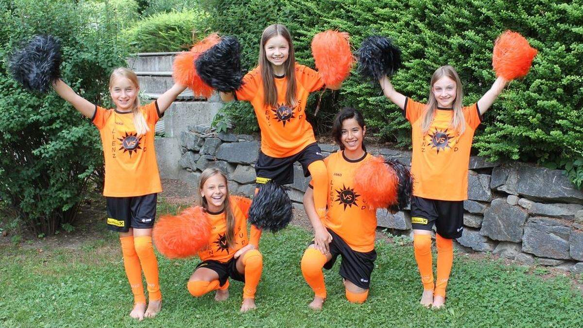 Die Cheerleader-Mädels der Volksschule Süd: Leonie Zittera, Bianca Fröhlich, Maya Ortner, Afnan Aldlimi und Dorothea Hofer (nicht am Bild ist die sechste im Bunde, Valentina La Regina)