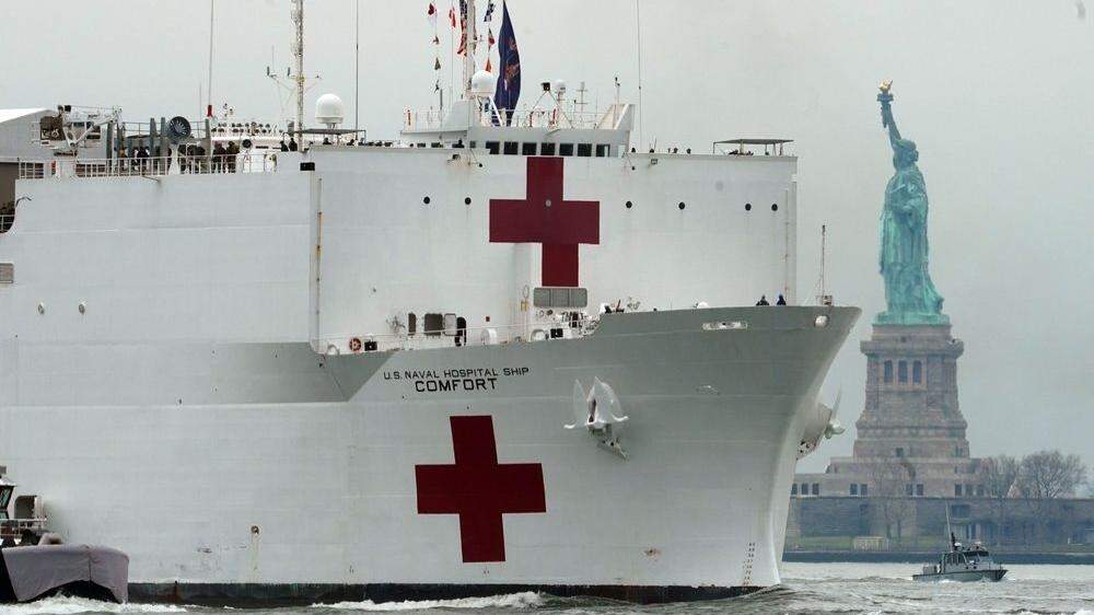 Am Montag kam ein Krankenhausschiff der US-Marine in New York an.
