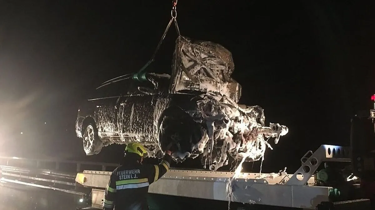 Das Auto des Alkolenkers wurde von der Feuerwehr gelöscht