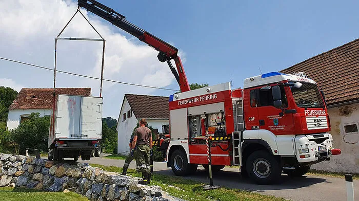 Die Feuerwehr Fehring hob den Klein-Lkw von der Steinmauer