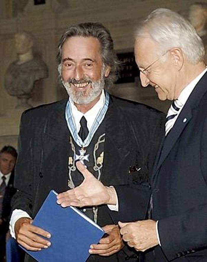 Edmund Stoiber überreicht Dietl 2005 den Bayerischen Verdienstorden