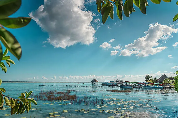 Lagune von Bacalar. Tulum und Cancún sind die allseits bekannten Hotspots auf der mexikanischen Halbinsel Yucatan. Oft übersehen wird hingegen die Lagune von Bacalar. Sie ist ein Zusammenschluss von sieben Cenotes, aufgrund der unterschiedlichen Farben des Wassers wird der See auch als "Lagune der sieben Farben" genannt.