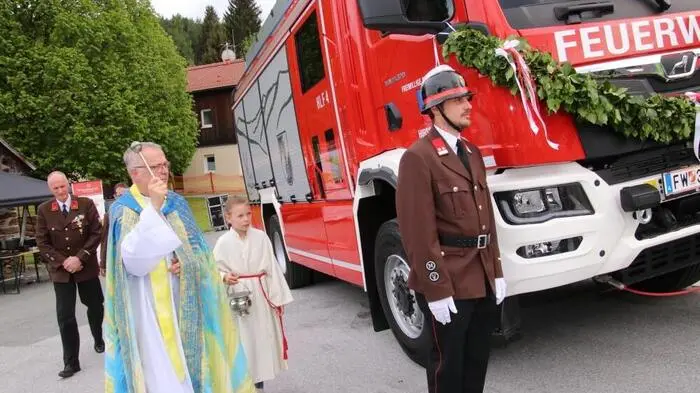 Ein großer Tag, nicht nur für die Freiwillige Feuerwehr Hirschegg (Gemeinde Hirschegg-Pack), sondern auch für das gesamte Bergdorf. Die Feuerwehr erhielt ein neues, modernes Löschfahrzeug, ein HLF4. Die Kosten dafür betrugen 430.000 Euro, die sich das Land Steiermark, der Landesfeuerwehrverband, die Gemeinde und auch die Feuerwehr – diese mit 20.000 Euro – teilten. Im Rahmen eines Bereichsfeuerwehrtages mit anschließendem Festakt segnete Seelsorgeraumleiter Martin Trummler das neue Fahrzeug. 
