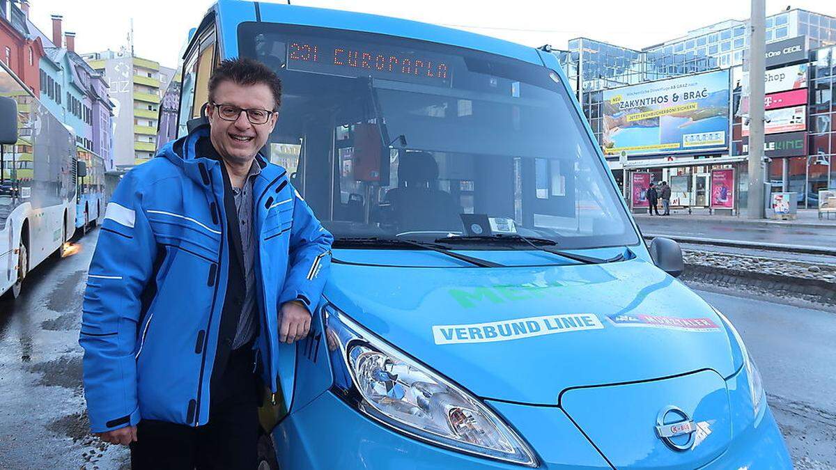 Gerhard Deutsch vor dem Kapfenberger Citybus der Linie 23