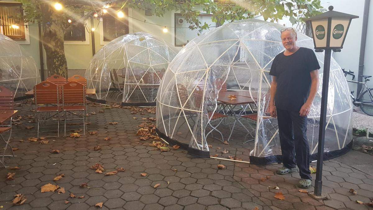 Peter Kronaus, der Eggenberger Kreuzwirt, in seinem Gastgarten mit Iglus