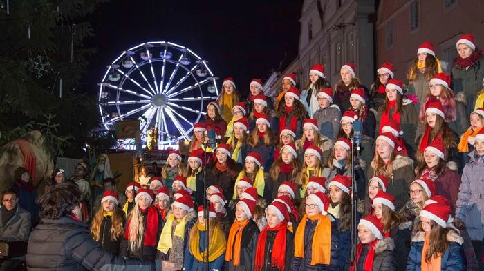 Ein 125-köpfiger Chor des Gymnasiums Knittelfeld, das Christkind und ein 24 Meter hoher klingender Christbaum waren einige der Höhepunkte der diesjährigen Eröffnung der Adventstadt Leoben.