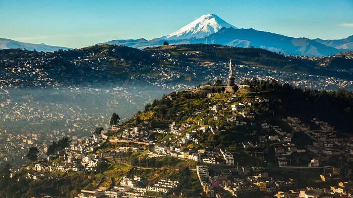 Quito ist die zweithöchstgelegene Hauptstadt der Welt (2850 m), liegt nahe am Äquator, wo Nord- und Südhalbkugel aufeinandertreffen, und ist von Vulkanen – aktiven und erloschenen – regelrecht umzingelt. In der Ferne der schneebedeckte Gipfel des Cotopaxi. 