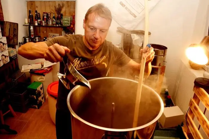 „Keine Massenware, sondern sorgsam gebraute Craftbiere im kleinen Stil“, schmunzelt Hermann Meyer, Bierbrauer aus Leidenschaft und mehrfacher Bier-Staatsmeister.