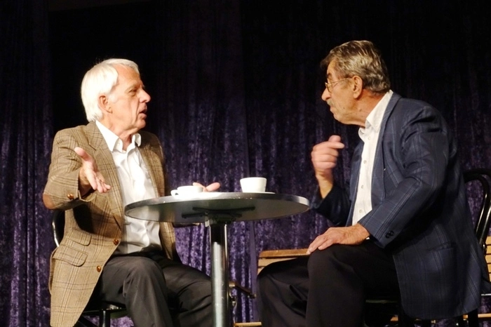 Übers liebe Geld geht es im Kaffeehaus mit überraschendem Ende mit Rupert Derler, Walter Nest und Georg Lammer.