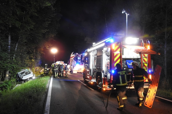Aus bisher unbekannter Ursache kam es zur Kollision zweier entgegenkommender Fahrzeuge. In weiterer Folge wurden beide KFZ gegen Bäume geschleudert, wobei ein Baum auf die Straße stürzte in welchen ein weiteres Fahrzeug fuhr.