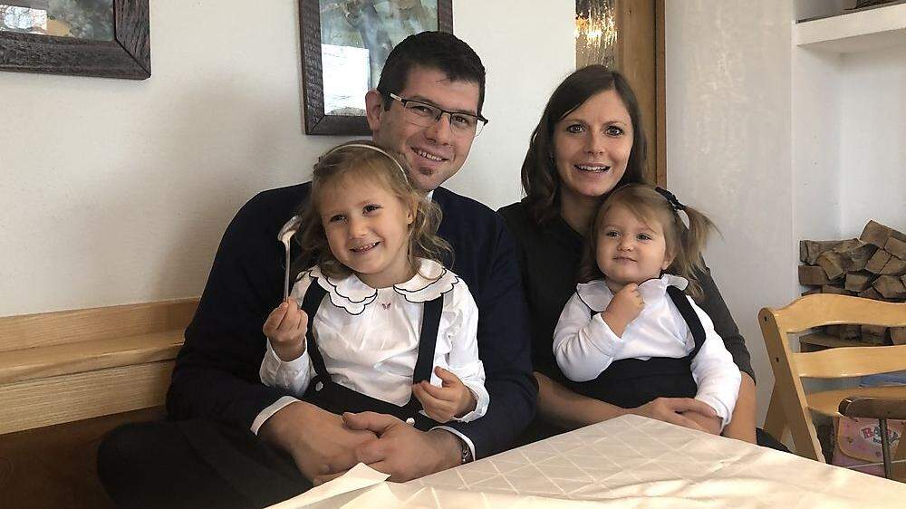 Martin Gruber, seine Frau Ulrike und die Töchter Julia und Anna freuen sich über den Familienzuwachs
