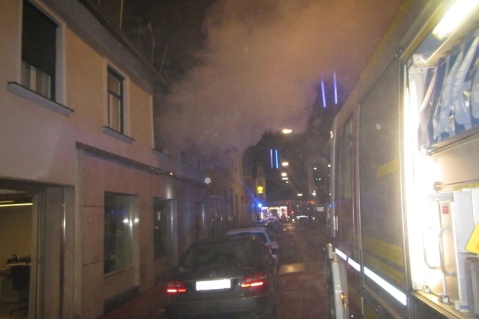 Der Wohnungsbesitzer konnte sich selbst in Sicherheit bringen und wurde anschließend seitens des ÖRK ins Krankenhaus gebracht.