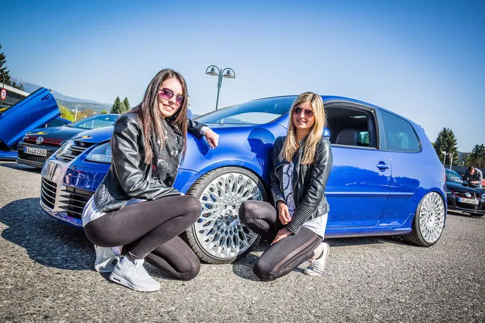 Laura Böser und Angelique Müller, Karlsruhe: Durch diese Temposchwellen fühlt man sich hier nicht wirklich willkommen und die viele Polizei stört an jeder Ecke. Deshalb ist die Stimmung leider etwas gedämpft. Viele unserer Freunde sind gar nicht erst gekommen.