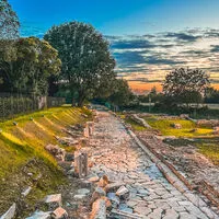 Vom Alpe Adria Radweg über die alten Römerstraßen und Wasserpassagen in der Lagune bis hin zu den Pilgerwegen, wie dem „Cammino Celeste“ - Aquileia ist heute wie damals Kreuz- und Treffpunkt für Reisende und Weltbürger