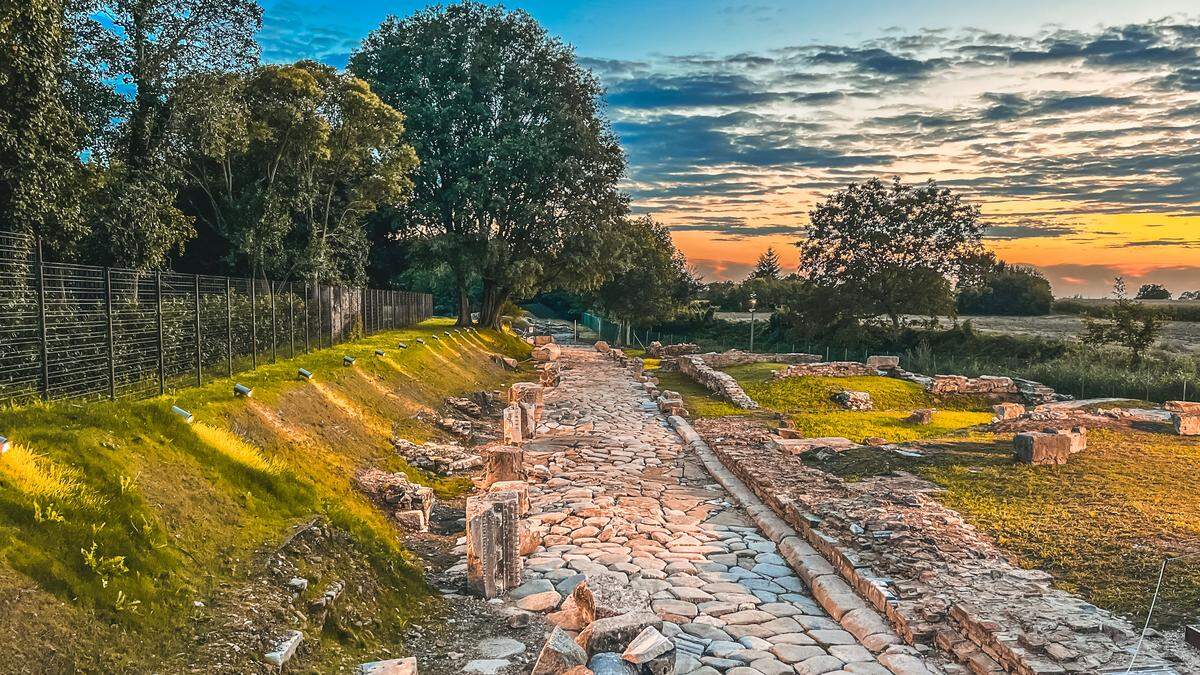 Vom Alpe Adria Radweg über die alten Römerstraßen und Wasserpassagen in der Lagune bis hin zu den Pilgerwegen, wie dem „Cammino Celeste“ - Aquileia ist heute wie damals Kreuz- und Treffpunkt für Reisende und Weltbürger