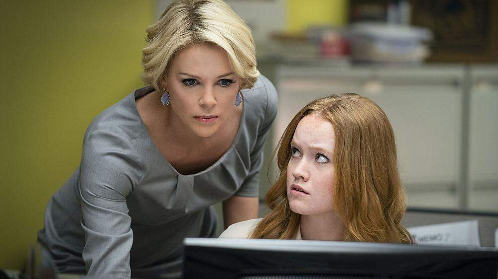 Charlize Theron (l.) mit Liv Hewson in &quot;Bombshell&quot; 