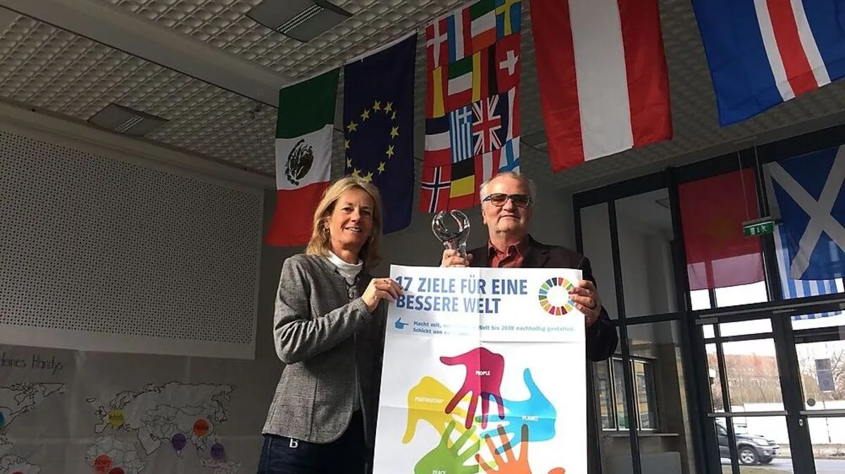 Mit den 17 UN-Zielen für eine bessere Welt setzt sich auch das BG/BRG Knittelfeld auseinander. Brigitta Cede ist Unesco- Koordinatorin an der Schule. Ihr Vorgänger Otto Ernest Gutmann hält den „Peace Pillar Award“ der Unesco in Händen