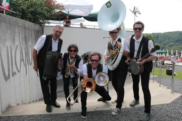 Musikalisch umrahmt wurde der Tag von der Band "SOKO Dixie". Weitere Höhepunkte waren ein buntes Kinderprogramm und Schuhplattler der Rattenberger Lausbuam.