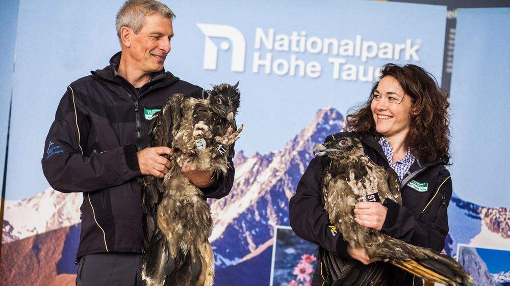 Nationalparkranger Andreas Rofner und Ingrid Felipe mit Lea und Fortuna