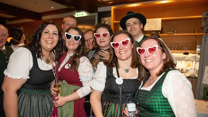 „Ich suche einen Bauern“, „Frau mit Motorsäge sucht Mann mit Wald“, Wülst schmusen? Mir warat‘s wurscht“ – es sind solche Sprüche, gedruckt auf Plakaten und Ansteckbutton für Dirndl und Hemd, die den Ledigenball weit über die Bezirksgrenzen von Weiz hinweg bekannt gemacht haben.