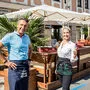 Silvio Berger und Anna Hallegger vor dem Gastgarten der Cafebar Vino.