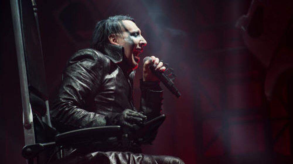 Ein sitzender Marilyn Manson am Donnerstag in Hamburg 