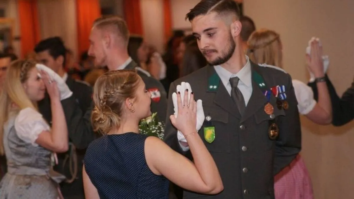 Der Garnisonsball wurde durch eine Polonaise von jungen Kadersoldaten der Lienzer Laderpräsenzeinheit mit ihren Partnerinnen glanzvoll eröffnet