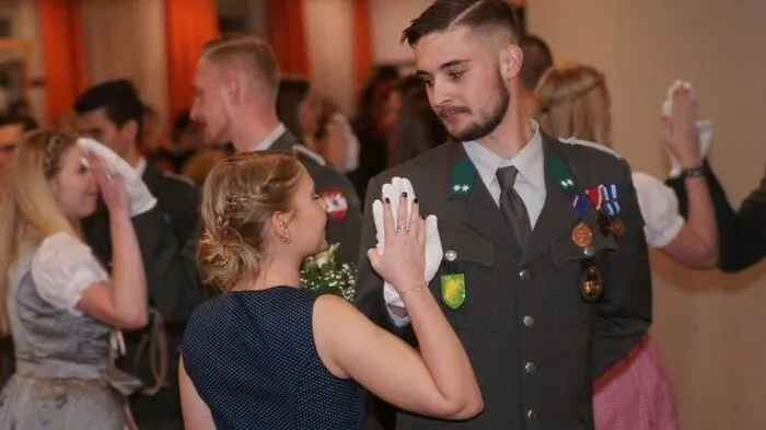 Der Garnisonsball wurde durch eine Polonaise von jungen Kadersoldaten der Lienzer Laderpräsenzeinheit mit ihren Partnerinnen glanzvoll eröffnet