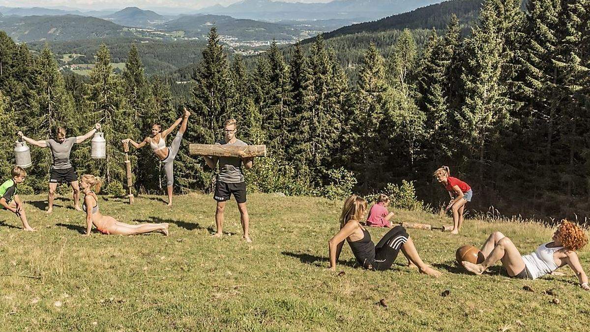 Training mit Milchkannen und Baumstämmen 