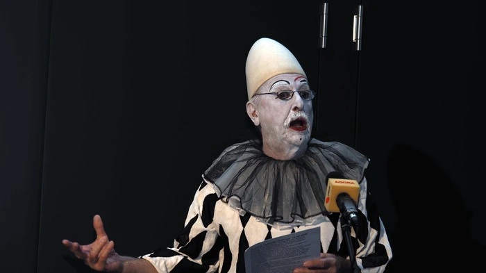 Was für ein Zirkus! Die freie Kulturinitiative Unikum feierte am Donnerstag im Klagenfurter Lakeside ihr 30-jähriges Bestehen unter dem Motto "Circus". Die Besucher staunten nicht schlecht, als Jazzerin Ali Gaggl zur Eröffnung auf dem Gelände des Lakeside Parks mit einem Pferd auf und ab ritt und dabei ein Lied sang. Als es dunkel wurde, begaben sich alle musikalisch begleitet in die neuen Veranstaltungsräume des Lakeside Parks, wo Dietmar Pickl als Weißclown philosophierend begrüßte.