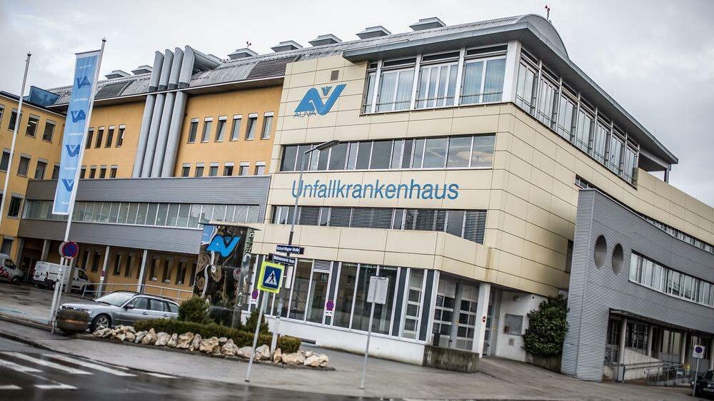 Der verletzte Arbeiter wird im UKH Klagenfurt behandelt
