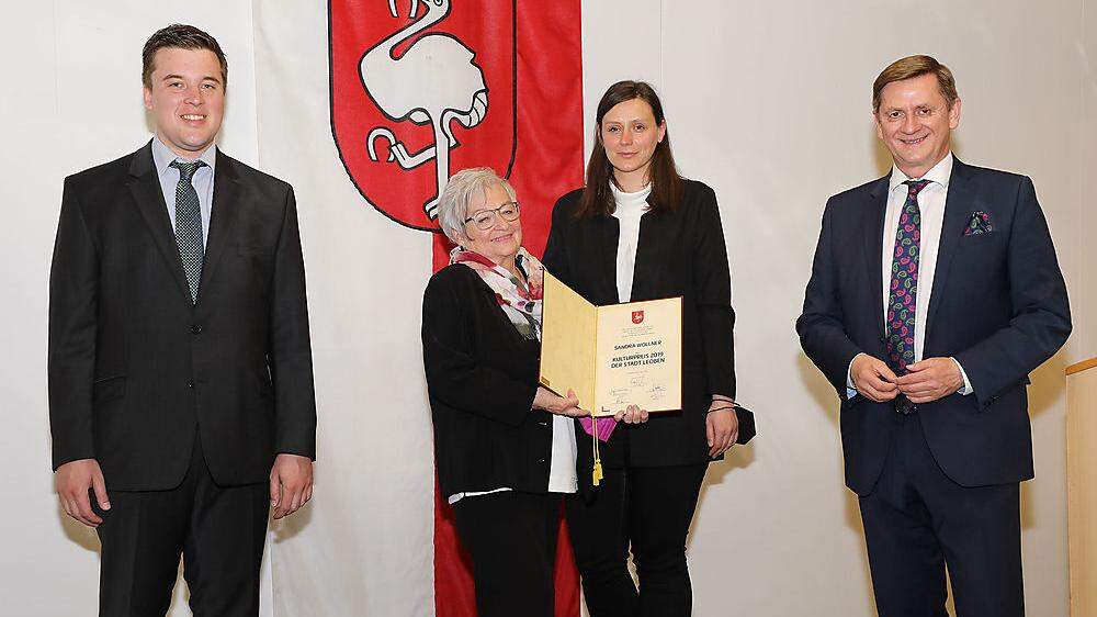 Kulturreferent Johannes Gsaxner, Mama Brigitte Wollner, Preisträgerin Sandra Wollner und Bürgermeister Kurt Wallner