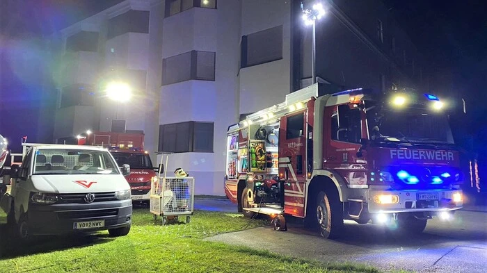Sechs Einsatzkräfte der Feuerwehr Voitsberg sowie Mitarbeiter der Stadtwerke waren vor Ort, um der Überschwemmung Herr zu werden.