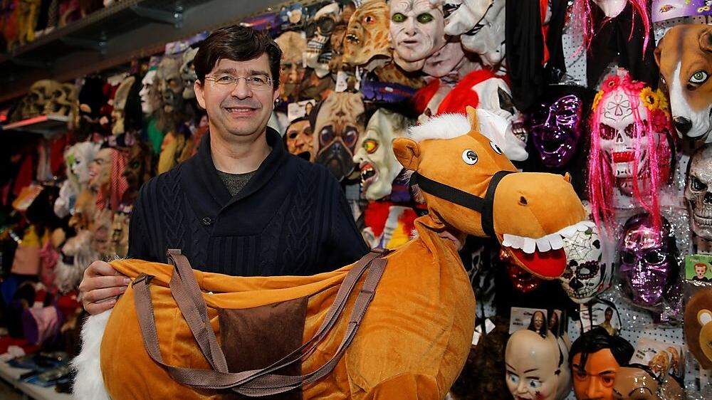 Alexander Rabinig bietet im Wirtschaftspark in  Poggersdorf Kostüme, Hüte, Masken und Accessoires an