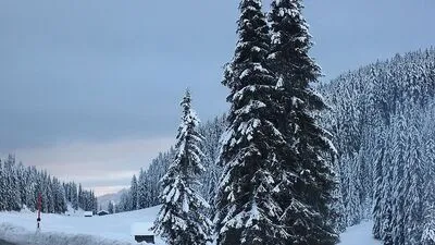 Hochnebelartige Wolken lösen sich im Laufe des Tages auf 