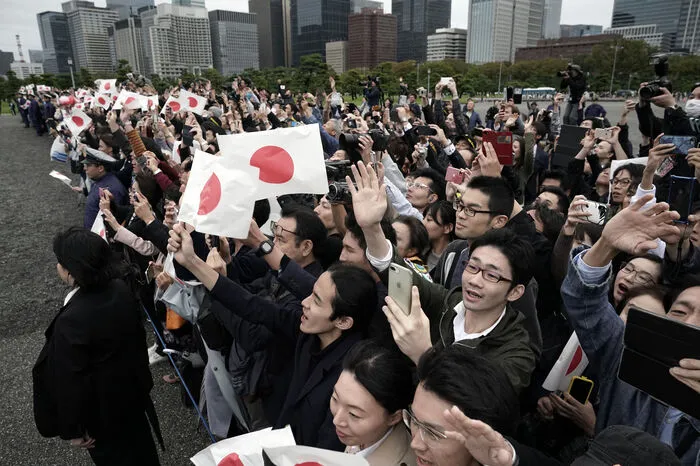 NOBUHIKO YABU (37) Buchhalter: "Es ist eine neue Ära, und der Kaiser ist der Rückhalt für das japanische Volk, daher bin ich an diesem Tag sehr glücklich", sagte Yabu, als er bei strömendem Regen in der Nähe einer U-Bahnstation stand. Auf seine Erwartungen an den neuen Kaiser angesprochen, sagte er: "Der Kaiser ist eine Stütze für unser Herz, alleine weil es ihn gibt und nicht, weil er etwas tut."  