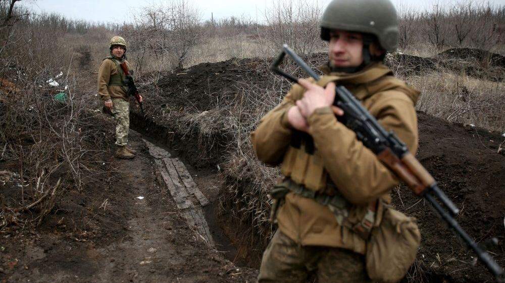 Ukrainische Soldaten auf Patrouille. Die Lage in der Ostukraine hat sich nach russischen und ukrainischen Truppenbewegungen verschärft	 
