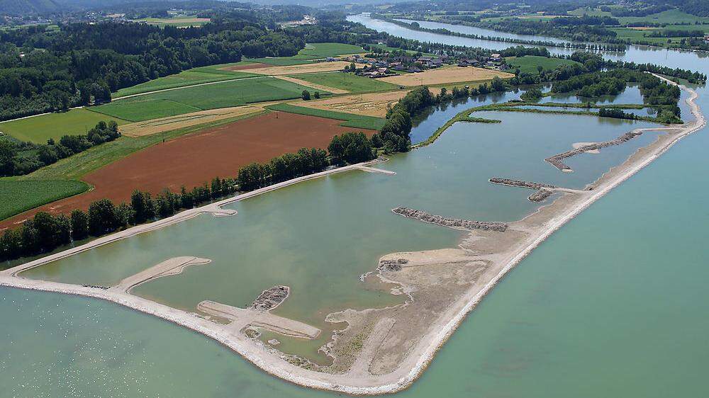 Eine Luftaufnahme der Brenndorfer Bucht, in der die ÖBB jetzt ökologische Ersatzflächen für Flora und Fauna errichten