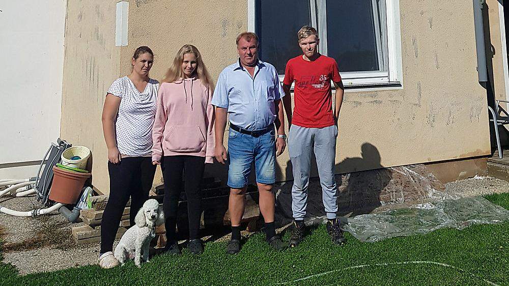 Familie Schlatte mit Hund „Zeus“ vor ihrem Wohnhaus