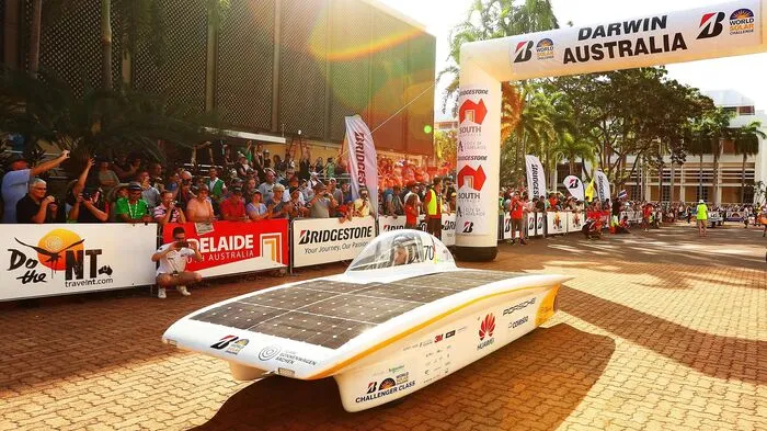In Australien hat ein Rennen mit Solarautos über eine 3.000 Kilometer lange Strecke begonnen.