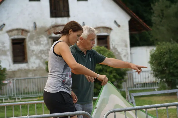 Über 700 Meter Absperrgitter wurden verlegt, die Transparente angebracht, an der Beleuchtung der Laufstrecke die Scheinwerfer montiert.