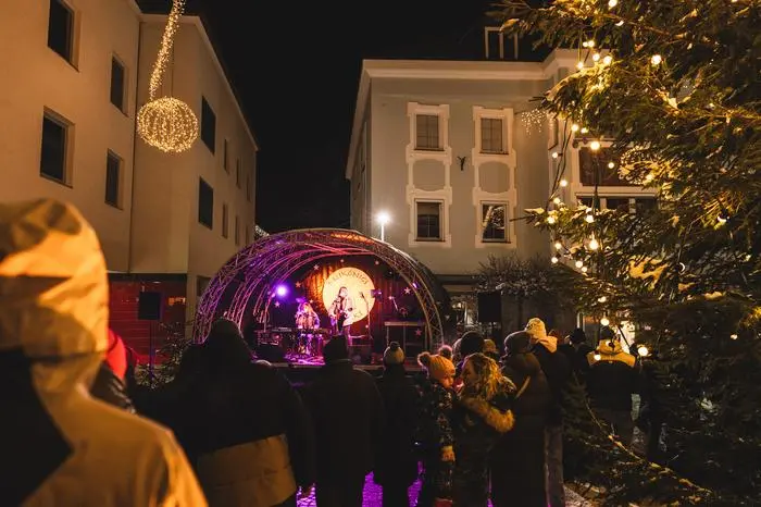 Am Johannesplatz in Lienz wird im Rahmen des Dreikönigmarkts und bei verlängerten Öffnungszeiten gefeiert