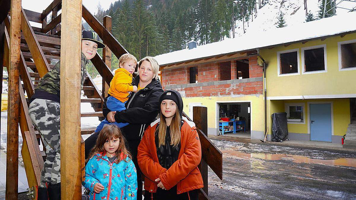 Samuel, David, Marlene, Sabine und Anna Istenig mussten nach den Niederschlägen ihr Haus wieder verlassen